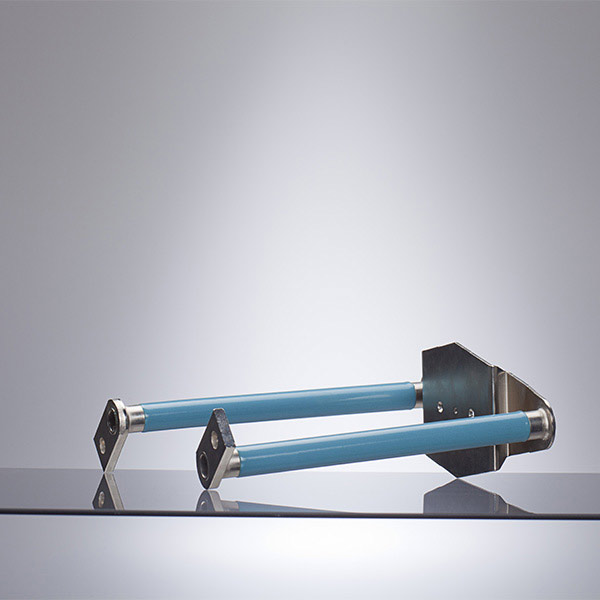 Stromschiene mit Epoxidharzbeschichtung (blaues Bauteil) Stromschiene mit Fluorpolymerbeschichtung mit hohen Diffusionsbariereeigenschaften