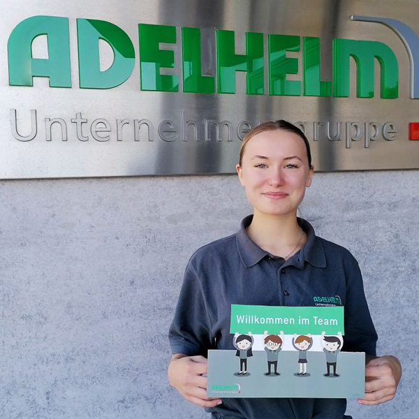 Unsere neue Auszubildende bei der Adelhelm Unternehmensgruppe, bei ihrem ersten Arbeitstag.