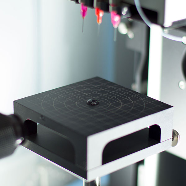 Measuring device for measuring contact angles and modes of operation of hydrophilic surfaces