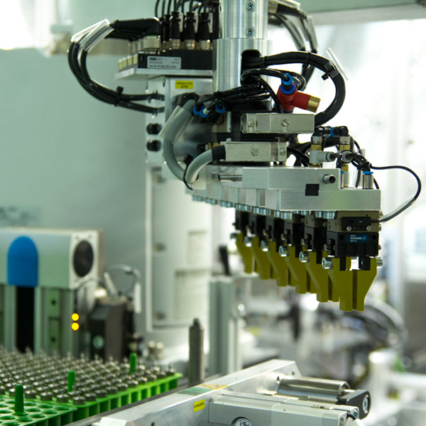 Machine for fully automatic coating of surfaces
