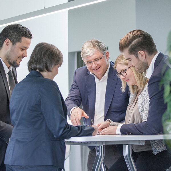 Team der Adelhelm Unternehmensgesellschaft Lohnbeschichter.